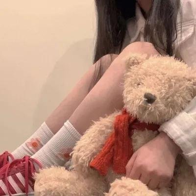 乐坛天后私下抽烟，经纪人连夜公关，一个月引热议